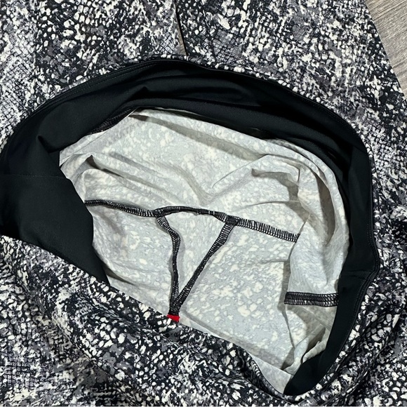 NWOT SPANX Faux Leather Snake Shine Grey Snakeskin Print Leggings 2X - Picture 8 of 12